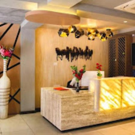 Hotel Raj Inn Бхубанешвара Экстерьер фото